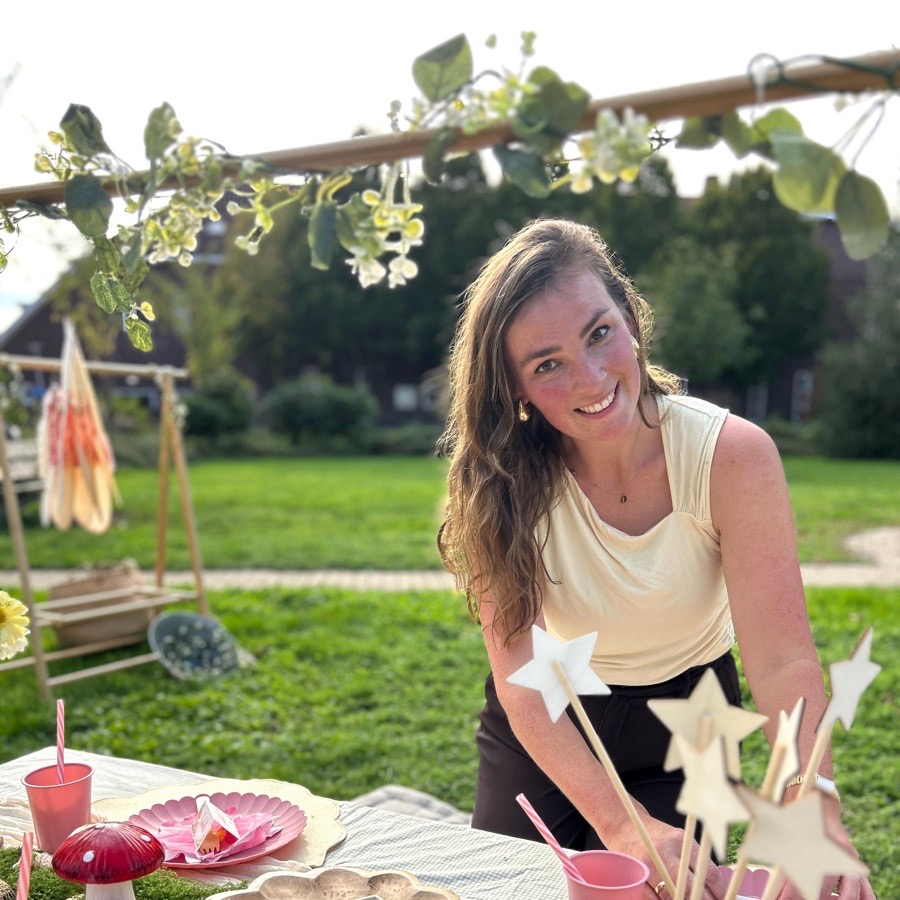 Jolie lachend achter de opgebouwde feesttafel in de tuin